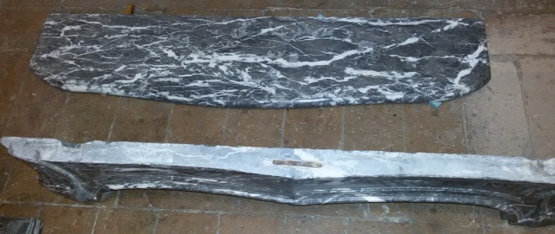 Camino in marmo grigio realizzato in Francia nei primi dell'800, composto da quattro pezzi. Ottime condizioni.