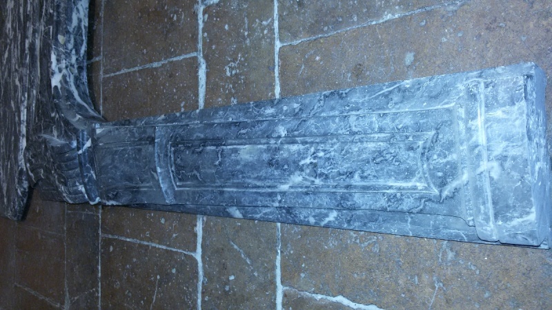 Camino in marmo grigio realizzato in Francia nei primi dell'800, composto da quattro pezzi. Ottime condizioni.