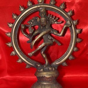 Affascinante scultura in bronzo orientale raffigurante il dio Shiva Nataraja realizzata nei primi del '900.