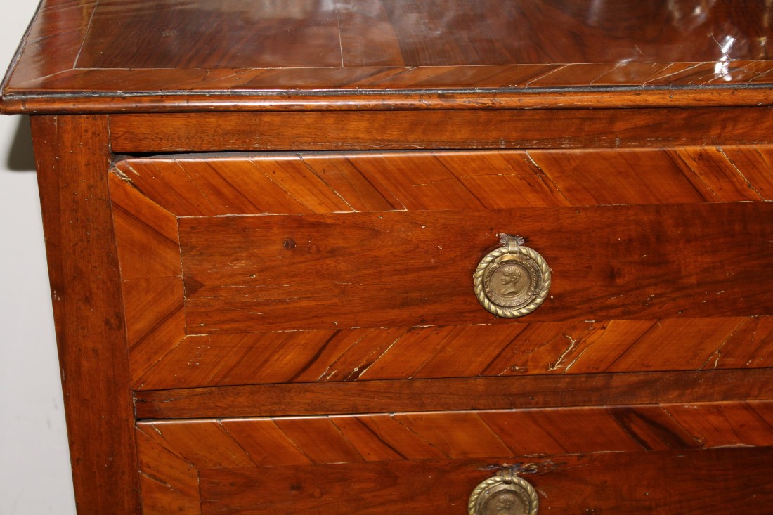 Meraviglioso comò lastronato in legno di noce Luigi XVI restaurato realizzato in Italia centrale alla fine del '700.