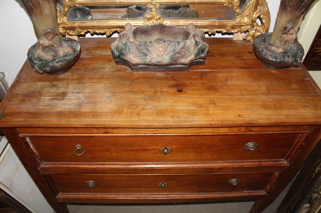 Comò in legno di ciliegio Luigi XVI realizzato in Italia centrale alla fine del '700.