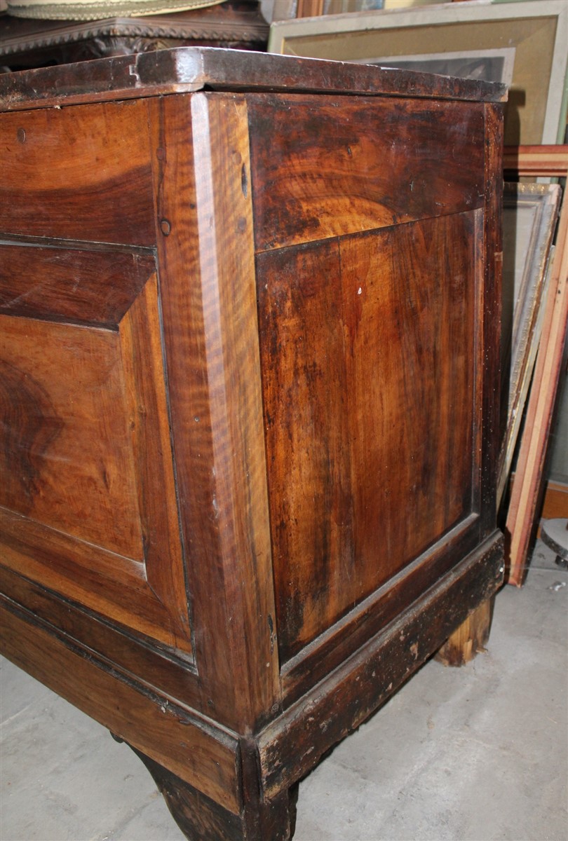 Credenza madia in legno di noce massello, da restaurare, realizzata in Francia nella prima metà dell'800.